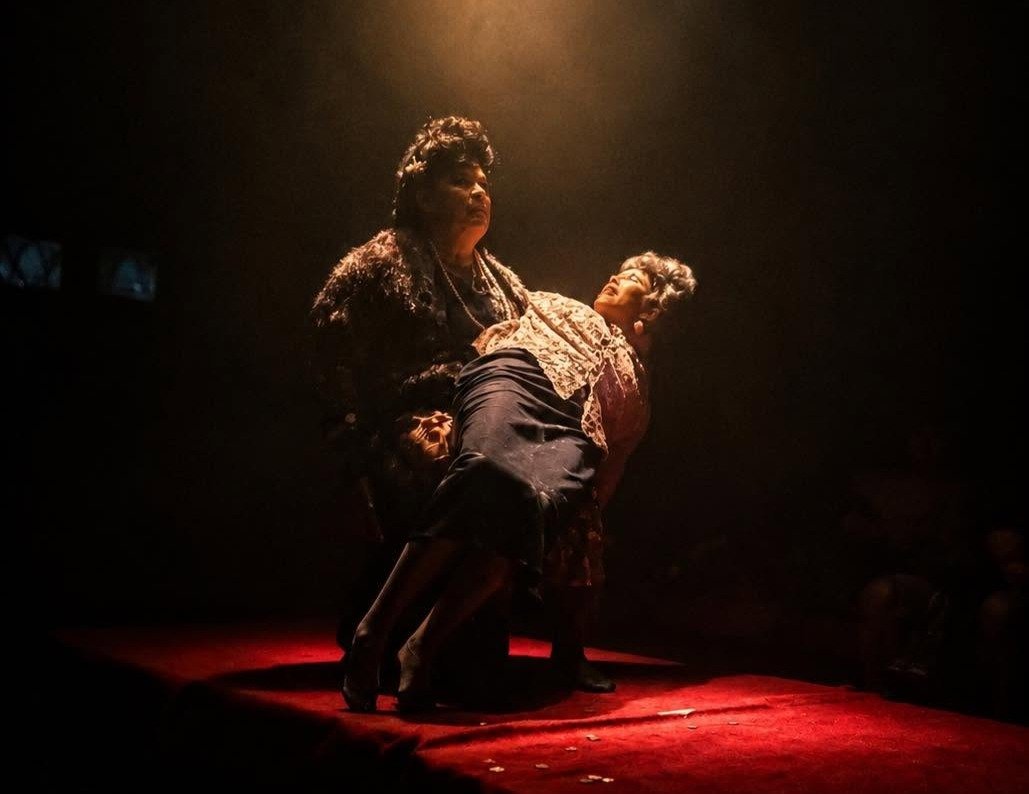 «Caballos en la Memoria»: cuando el teatro logra expandir el universo literario